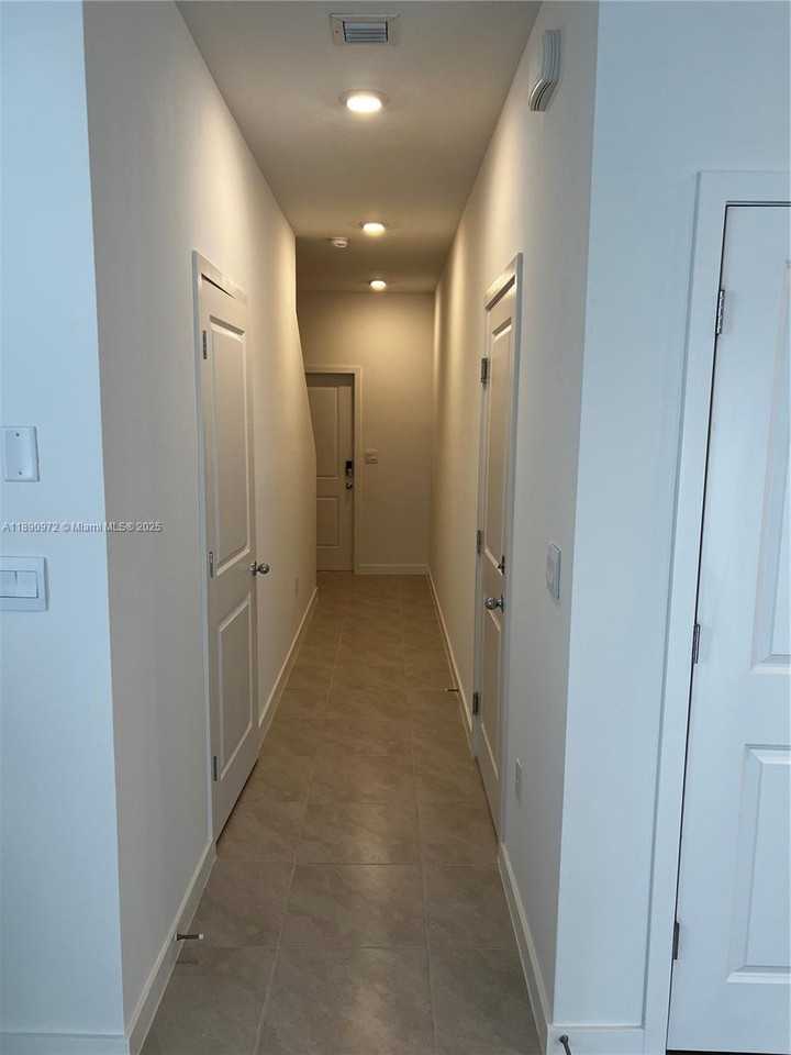 653 Nw 6th St - Photo 3 of 8