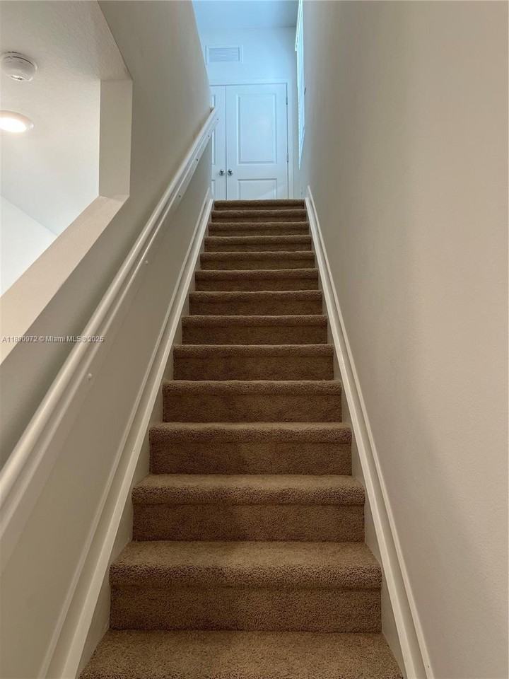 653 Nw 6th St - Photo 5 of 8