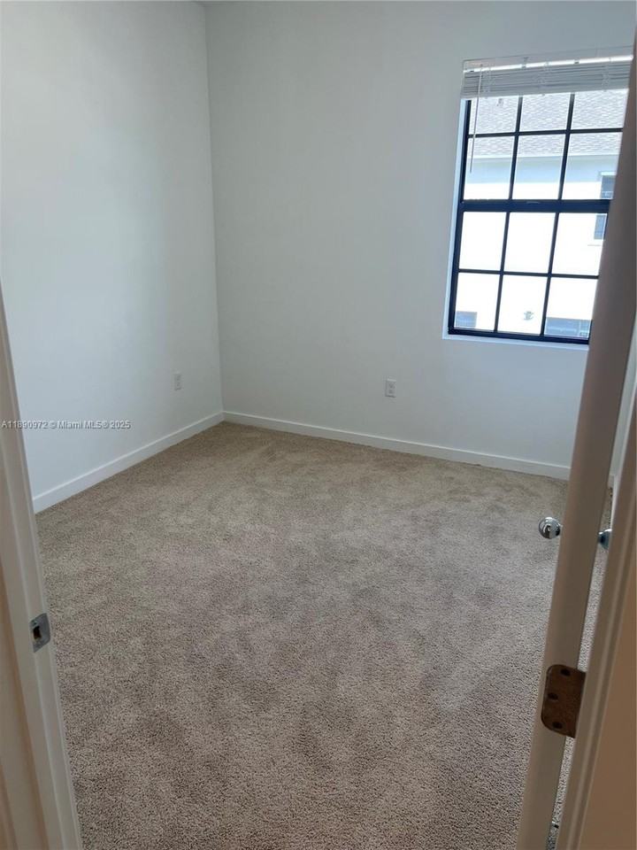 653 Nw 6th St - Photo 6 of 8