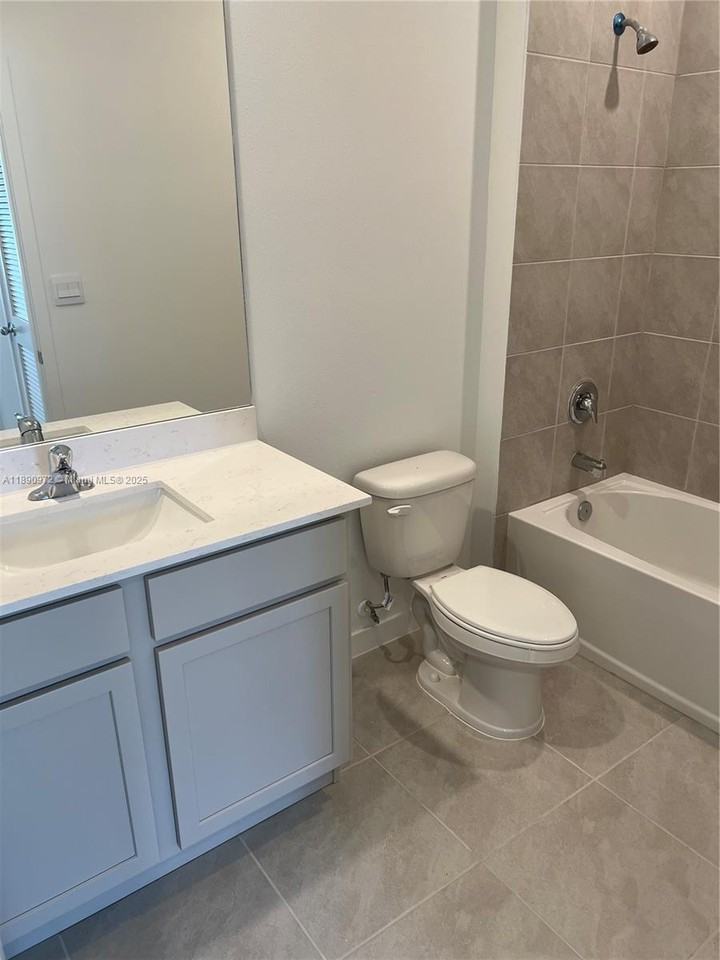 653 Nw 6th St - Photo 7 of 8