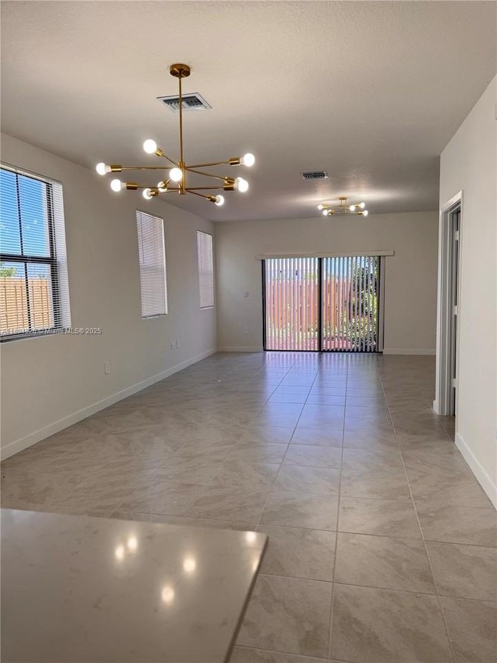 1424 Ne 3rd Ave #1424 - Photo 6 of 10