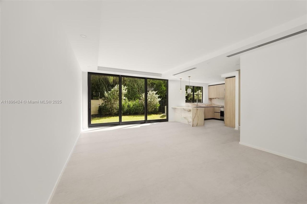 7498 Sw 100th St #8 - Photo 3 of 50