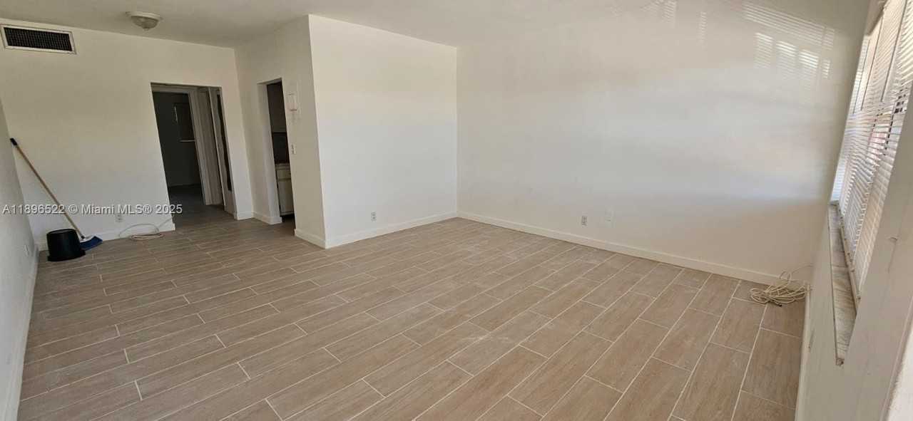 230 Sw 11th Ave #14 - Photo 2 of 20