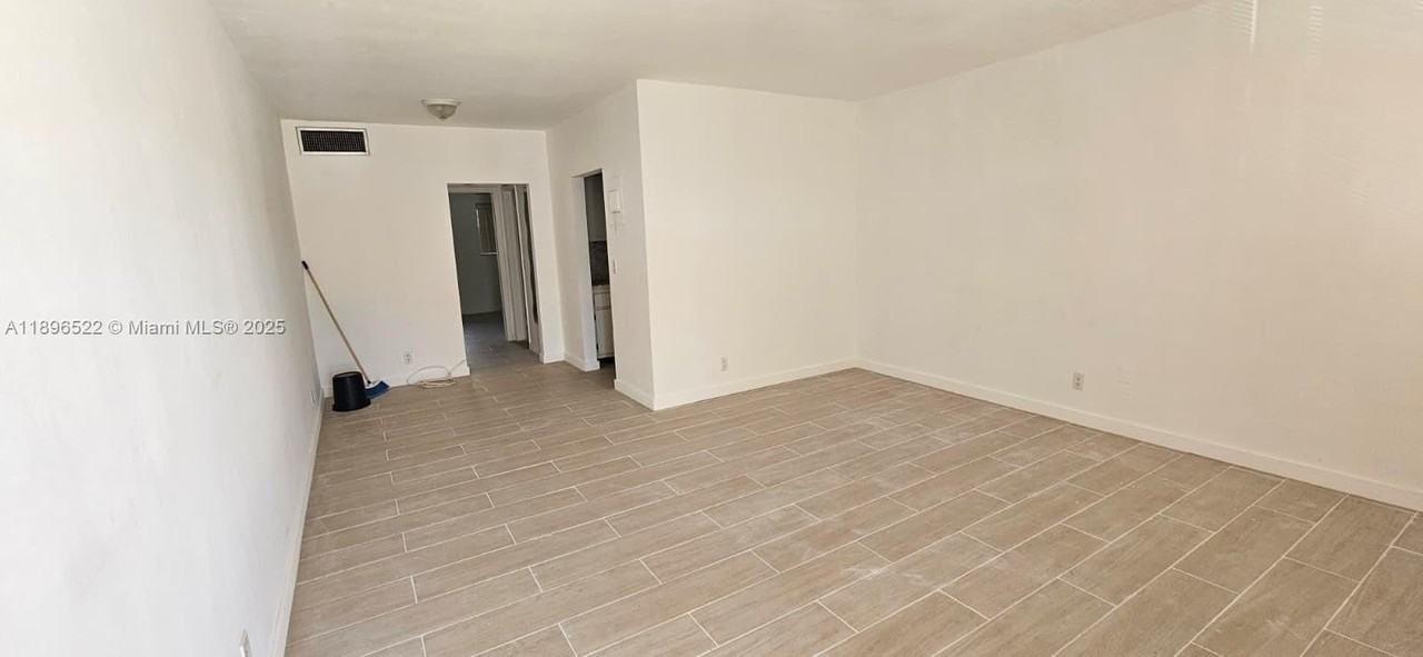 230 Sw 11th Ave #14 - Photo 3 of 20