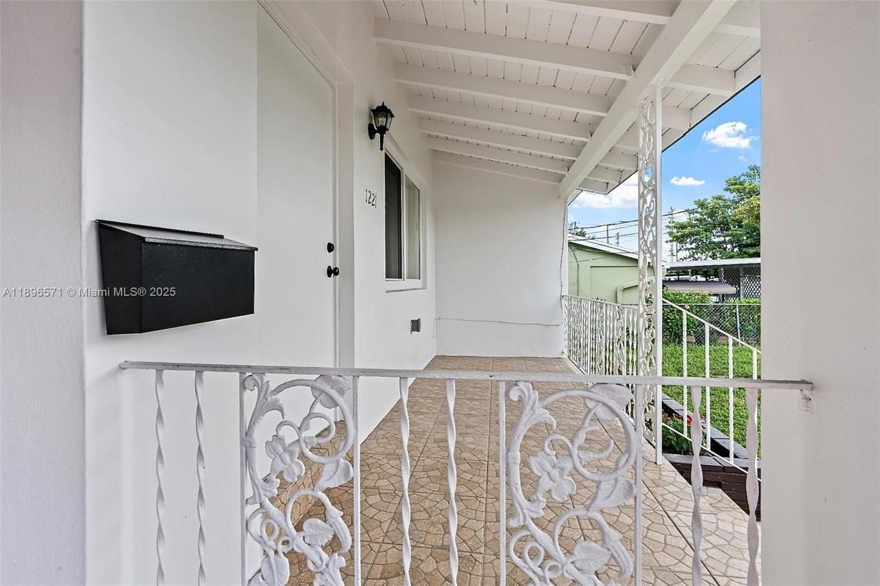 1221 Nw 34th Ave #1221 - Photo 2 of 33