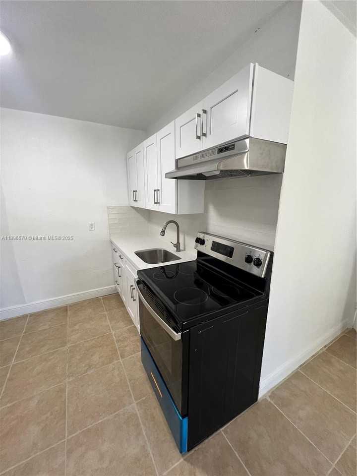 2588 Ne 182nd Ter #F - Photo 2 of 15