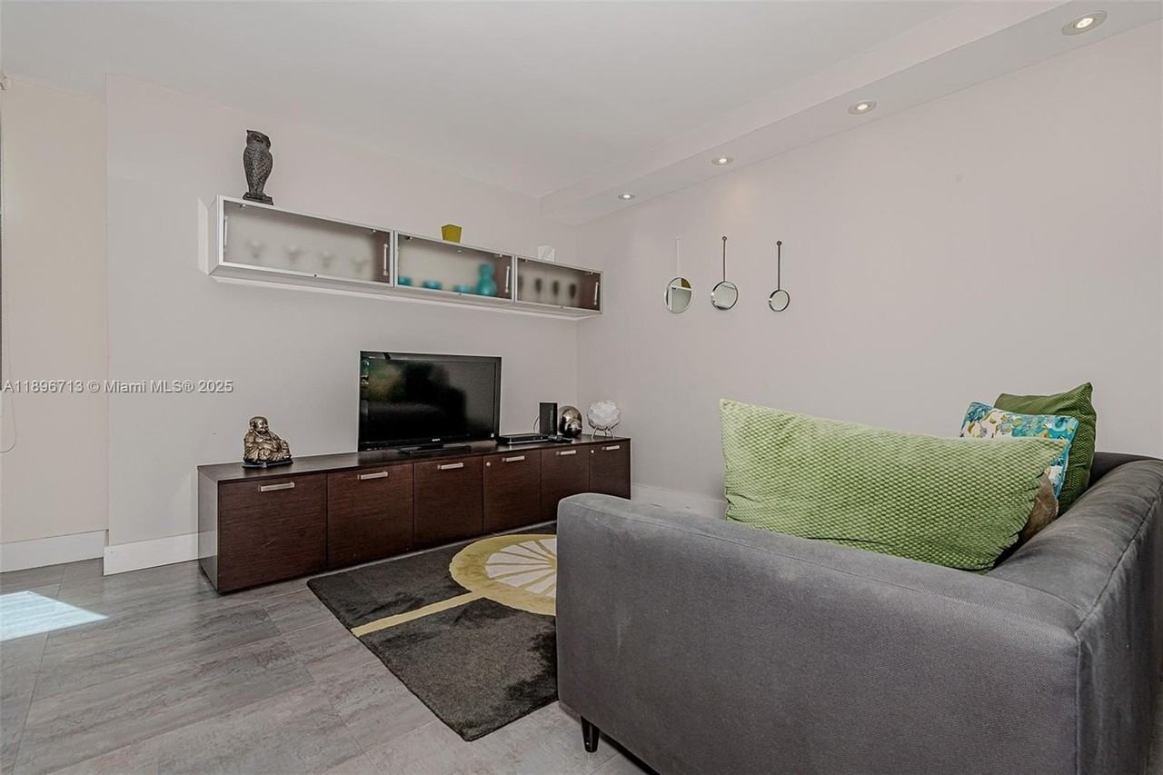 2301 Collins Avenue #723 - Photo 6 of 26