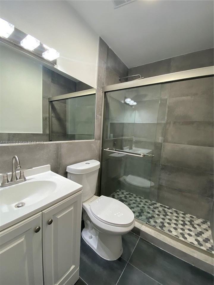 46 Nw 44th St #46 - Photo 7 of 16