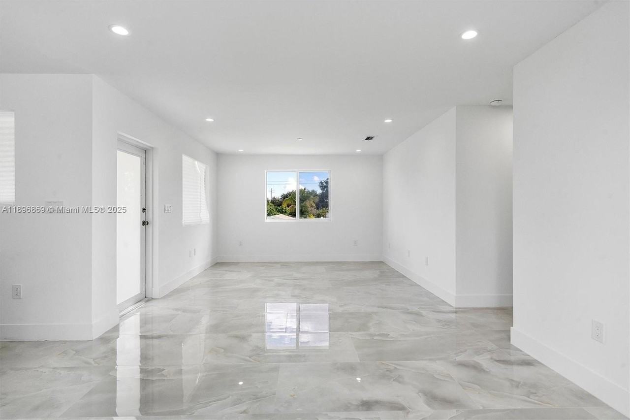 2926 Nw 58th St #2926 - Photo 5 of 44