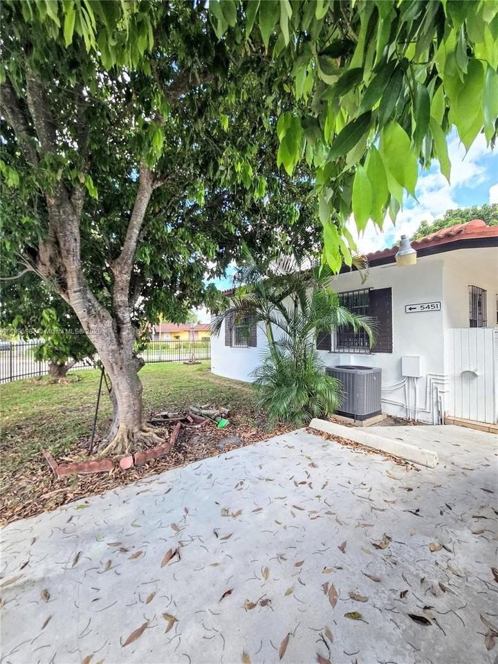 5451 Sw 5th Ter #5451 - Photo 6 of 37