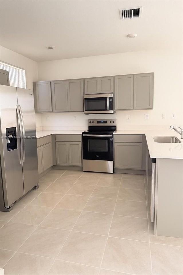 1509 NE 3rd Ave #1 - Photo 2 of 11