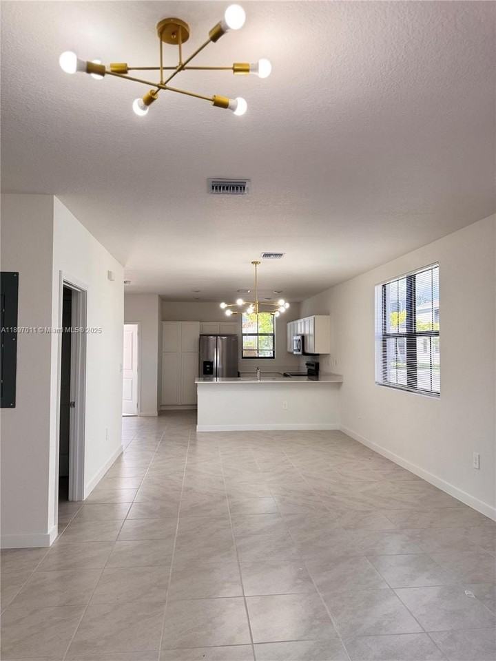 1509 NE 3rd Ave #1 - Photo 3 of 11