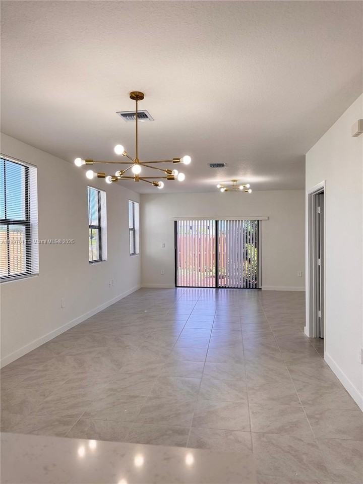 1509 NE 3rd Ave #1 - Photo 4 of 11