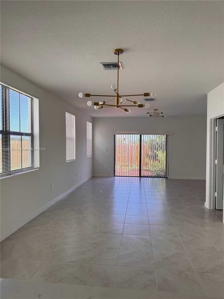 1509 NE 3rd Ave #1 - Photo 5 of 11