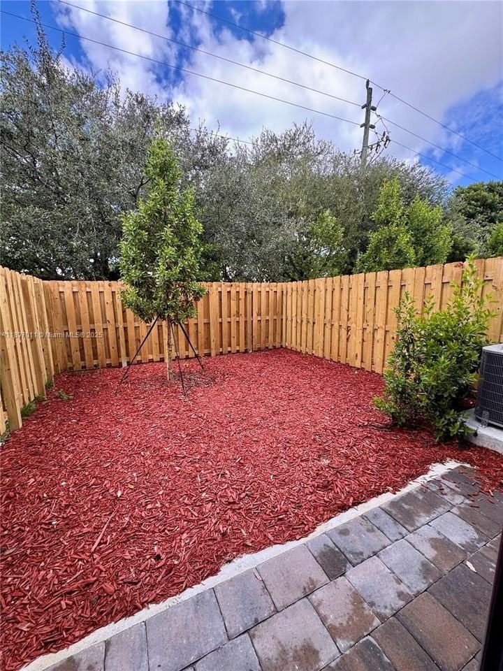 1509 NE 3rd Ave #1 - Photo 7 of 11