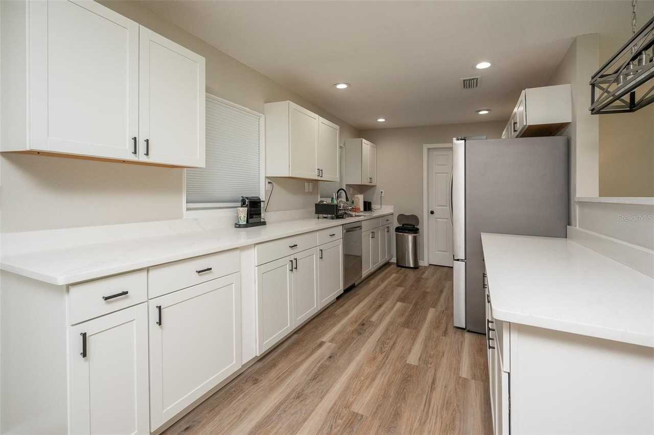 3806 Sw 18th St - Photo 6 of 14