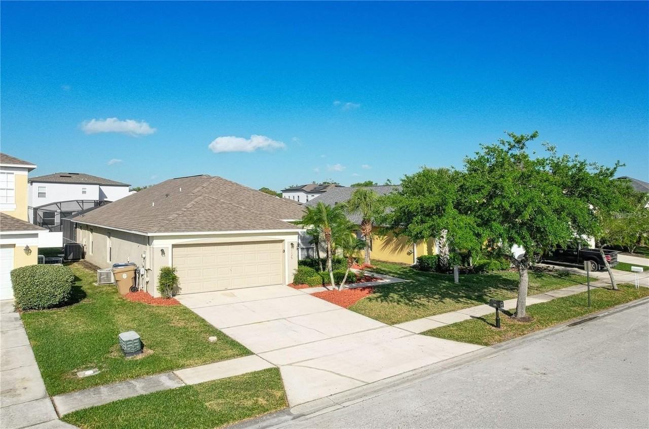 1175 Seasons Boulevard - Photo 3 of 30