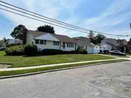 featured image of 27 1/2 Greenway Dr N