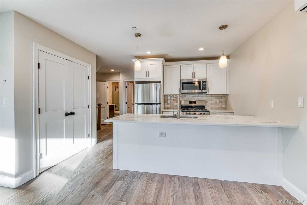 78 Roslyn Rd #102 - Photo 2 of 7