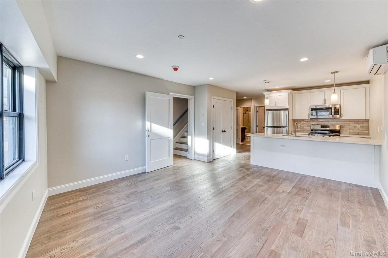 78 Roslyn Rd #102 - Photo 3 of 7