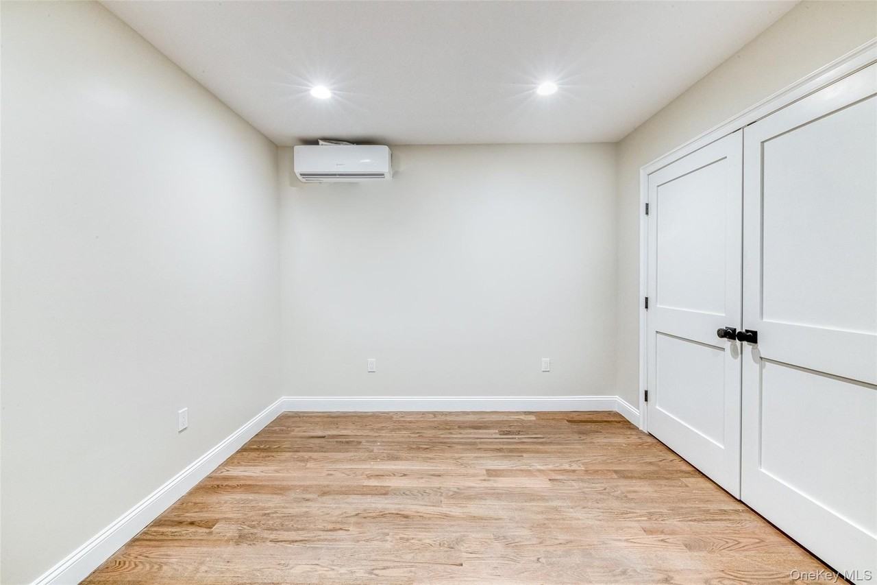 78 Roslyn Rd #102 - Photo 4 of 7