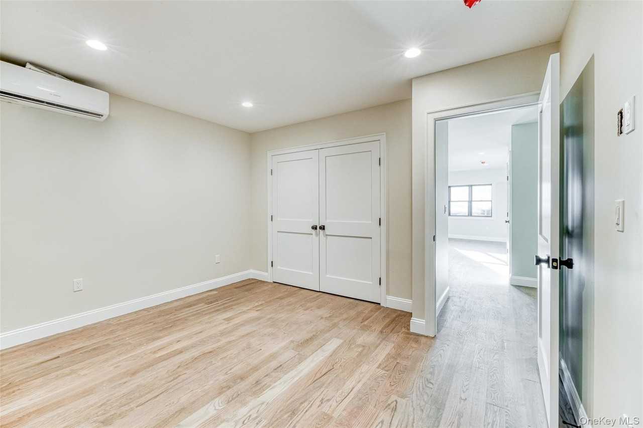 78 Roslyn Rd #102 - Photo 5 of 7