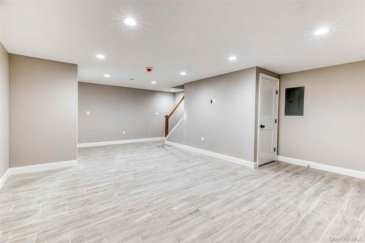 78 Roslyn Rd #102 - Photo 6 of 7