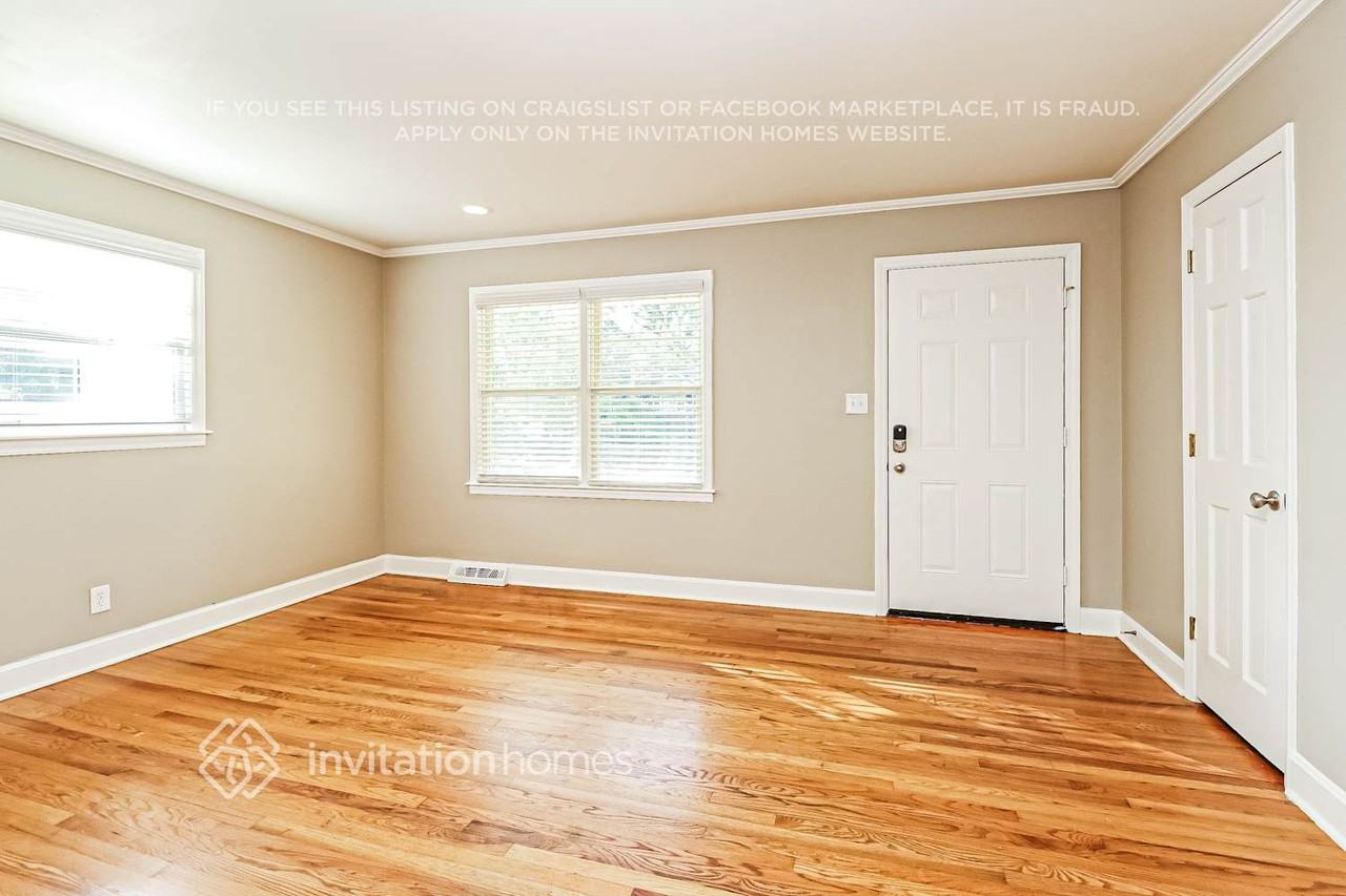 1142 Eastview Dr - Photo 4 of 17