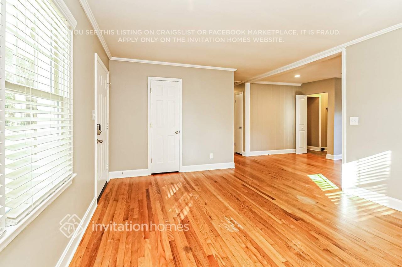 1142 Eastview Dr - Photo 5 of 17