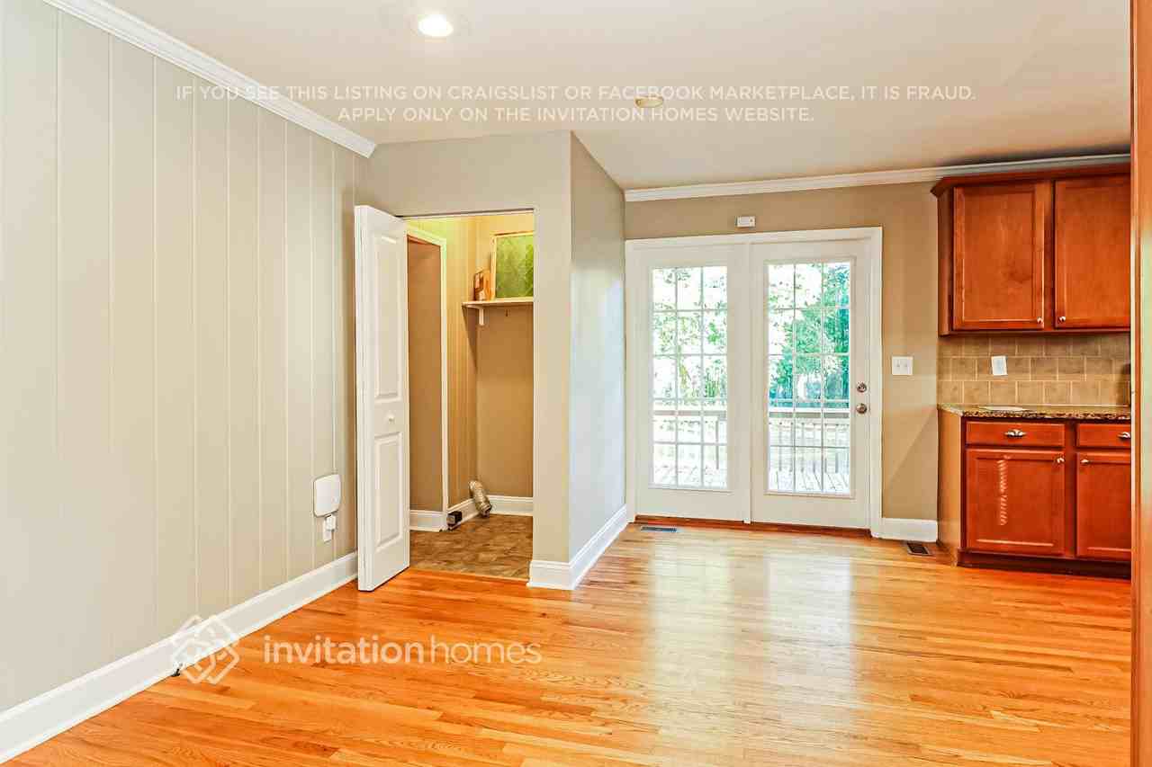 1142 Eastview Dr - Photo 6 of 17