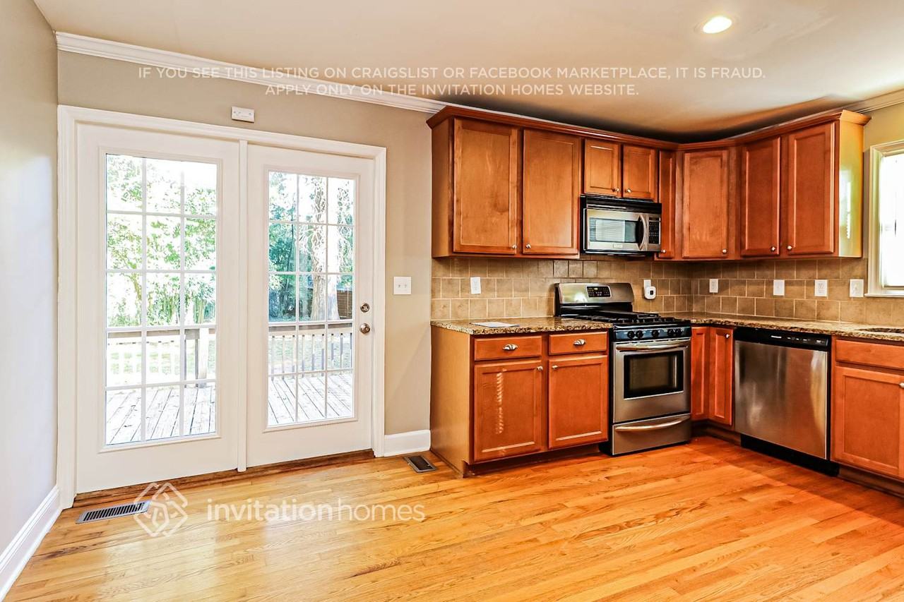 1142 Eastview Dr - Photo 7 of 17