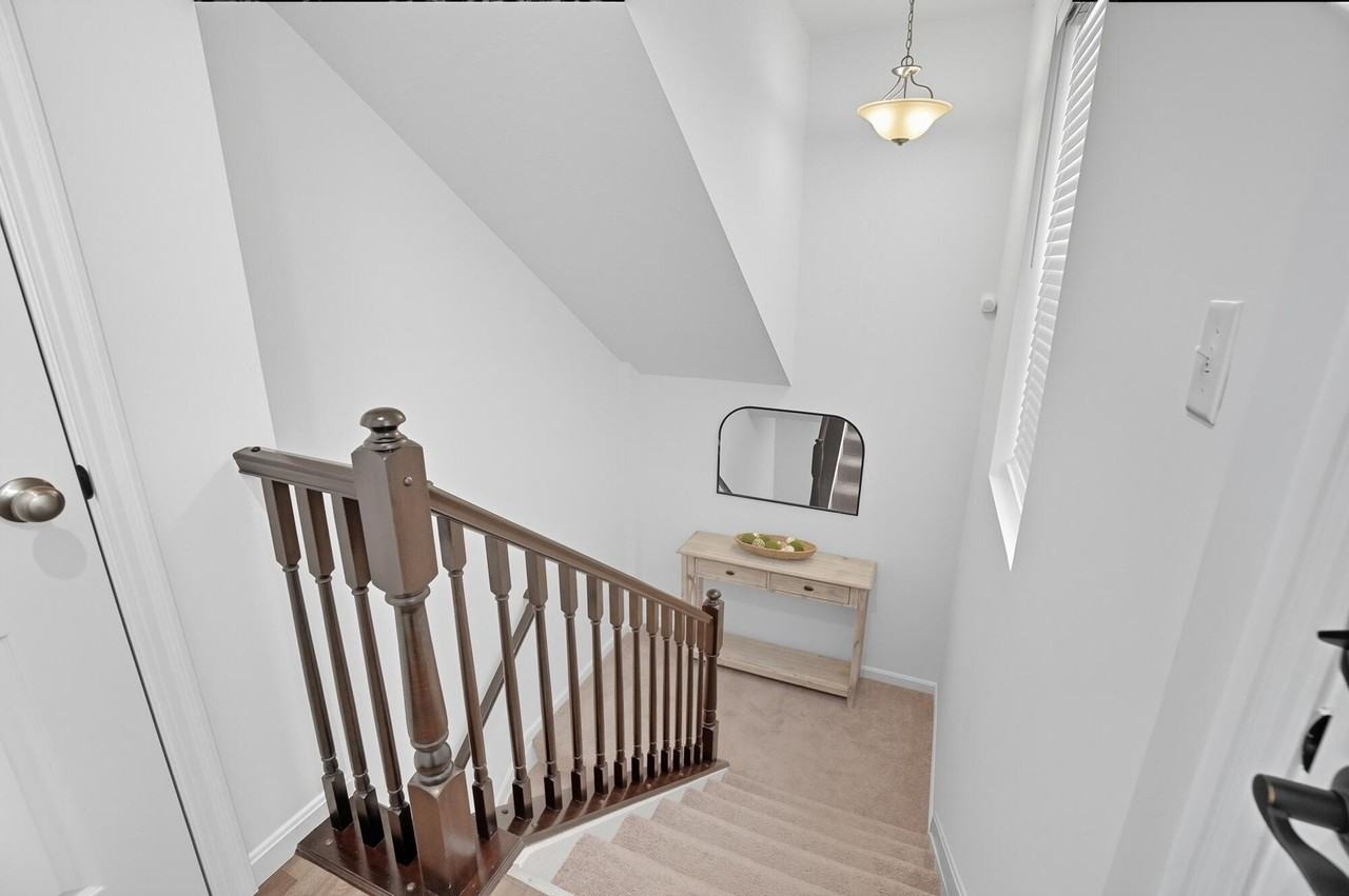 646 Daphne Way - Photo 3 of 31