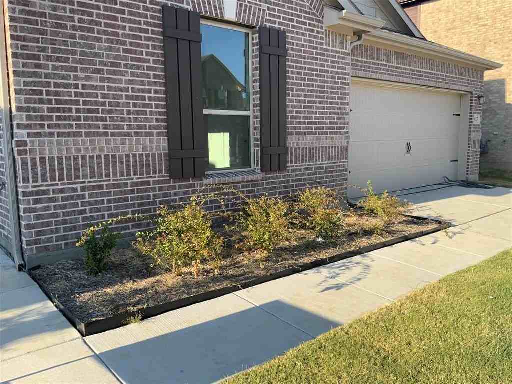 917 Waggoner Dr - Photo 3 of 40