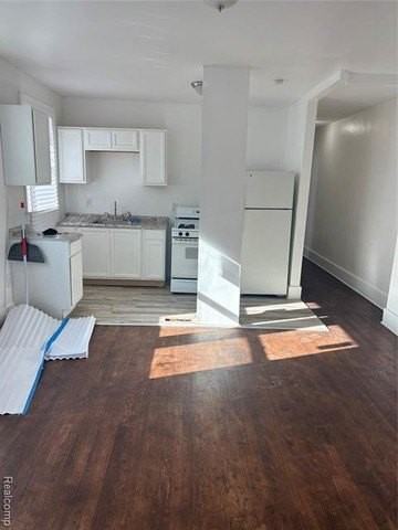 8955 Otsego Avenue - Photo 7 of 14