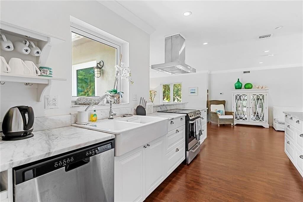 2360 Northeast 15th Terrace - Photo 5 of 20