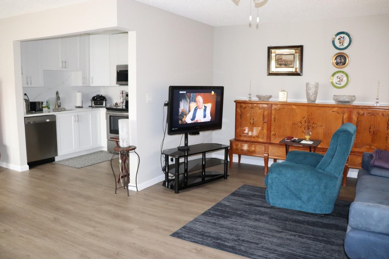 801 Flanders Ter #Q - Photo 3 of 15