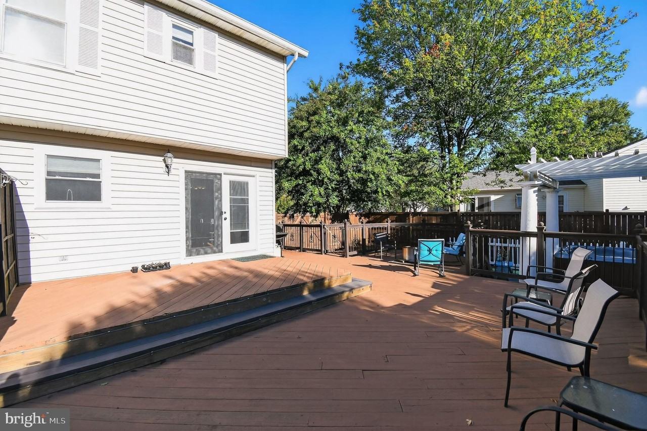 22040 Caravel Ct - Photo 4 of 32