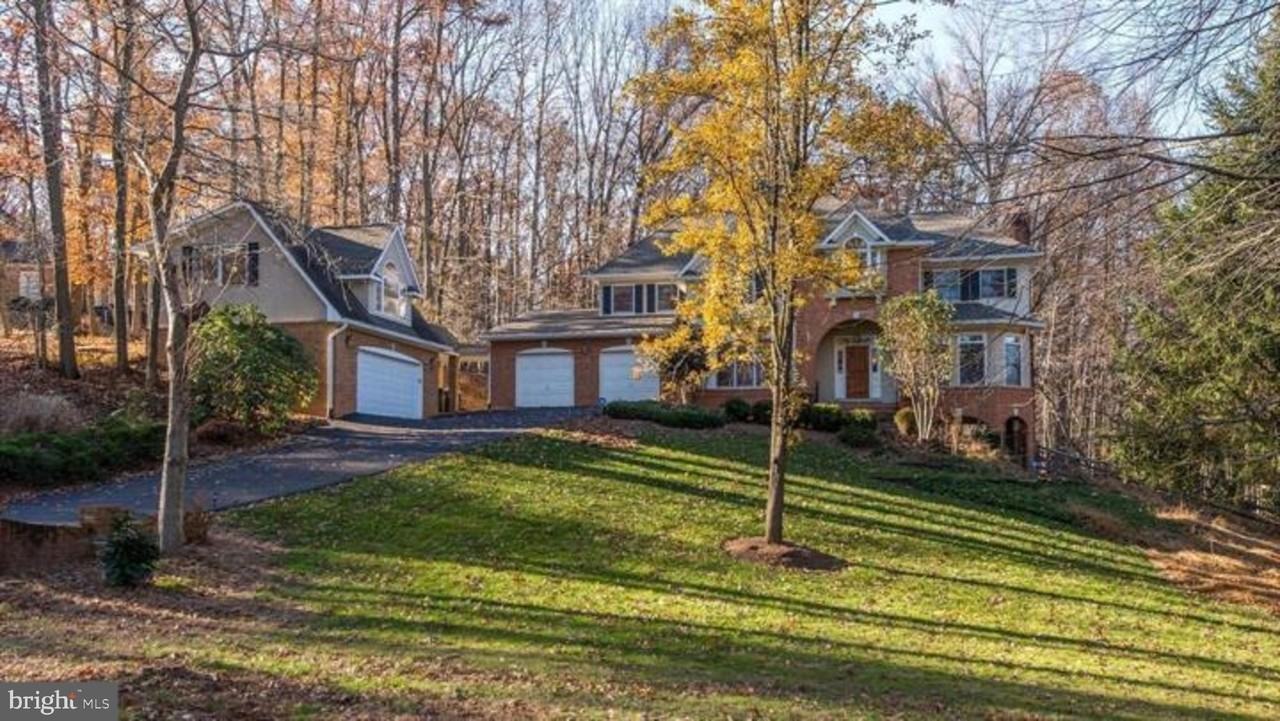 2082 Hunters Crest Way - Photo 2 of 31