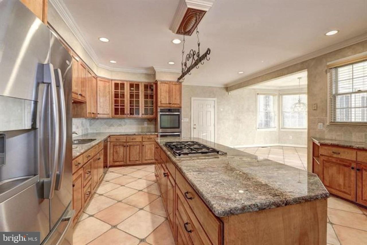 2082 Hunters Crest Way - Photo 5 of 31