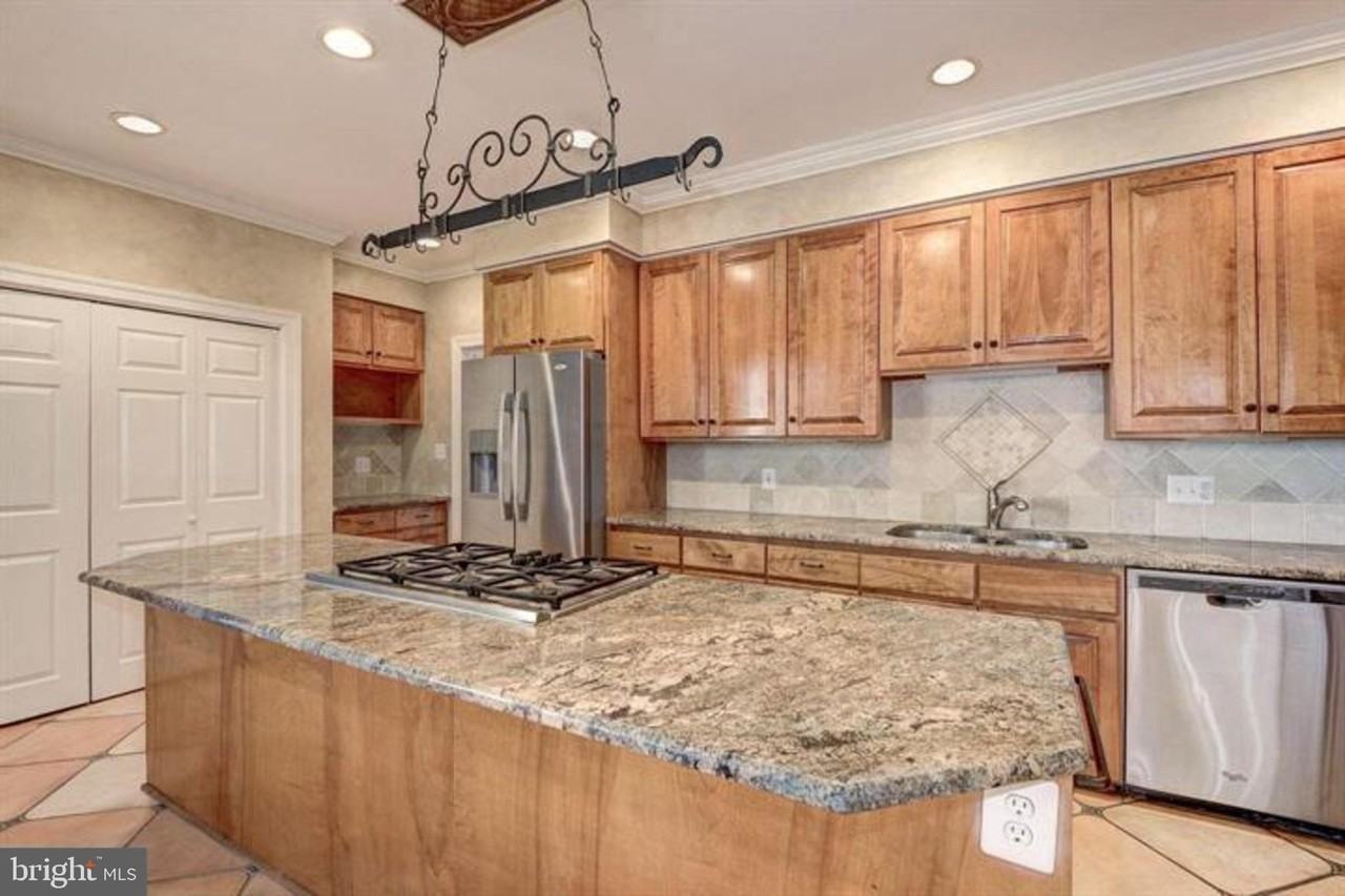 2082 Hunters Crest Way - Photo 6 of 31