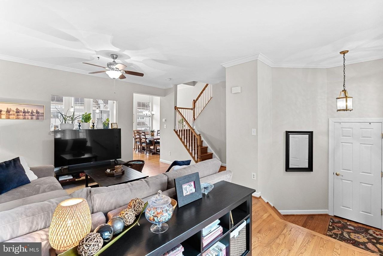 20510 Willoughby Square - Photo 3 of 39