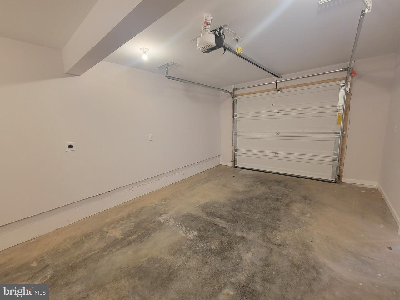 328 W 11th St - Photo 4 of 28