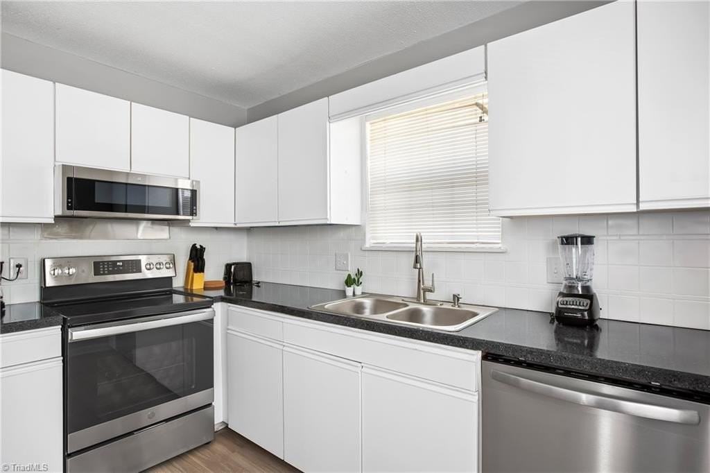 4854 Tiffany Ave - Photo 7 of 27