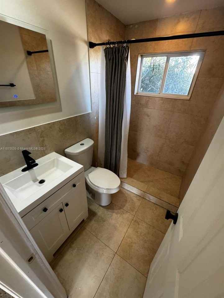 2125 Northeast 14th Avenue #1 - Photo 3 of 8
