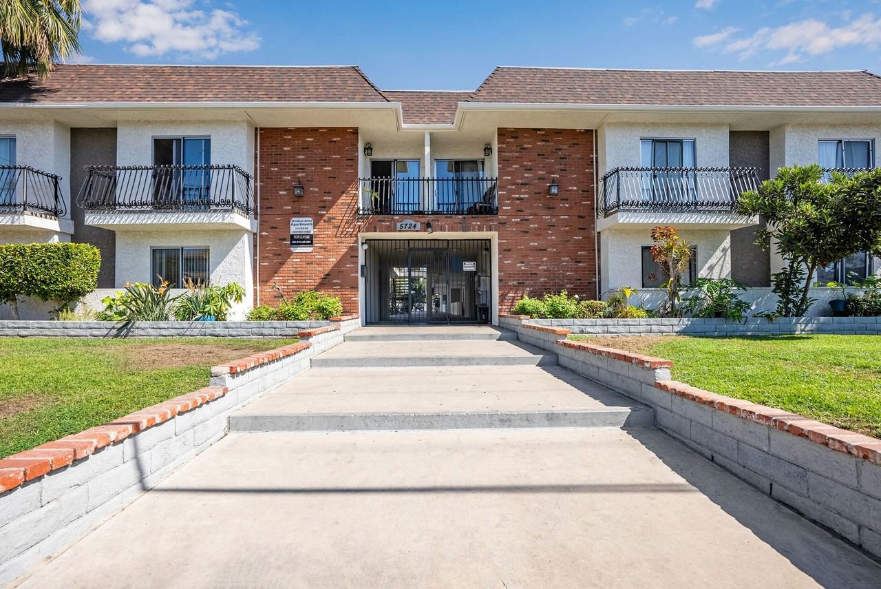 Windsor Arms Apartments - Photo 2 of 15