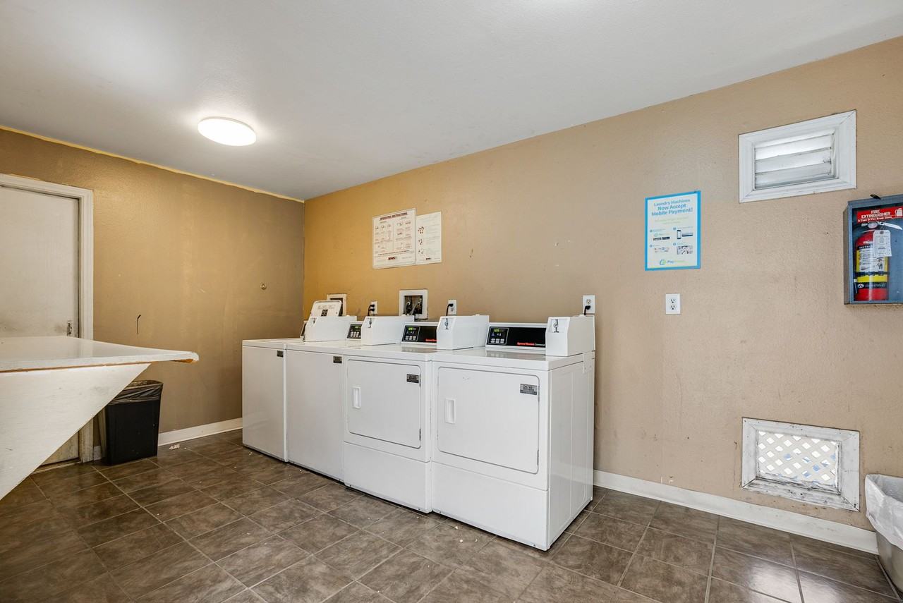 Windsor Arms Apartments - Photo 3 of 15