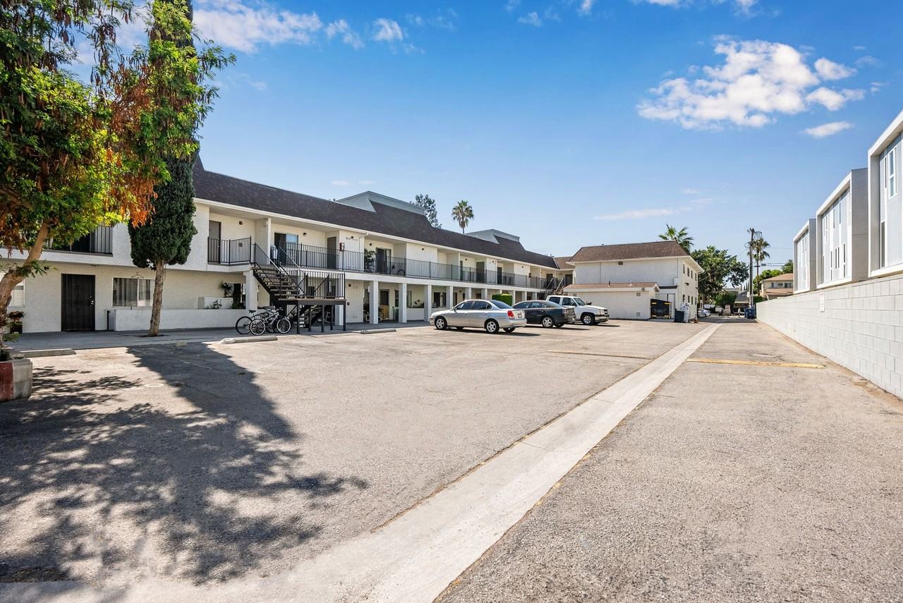 Windsor Arms Apartments - Photo 4 of 15