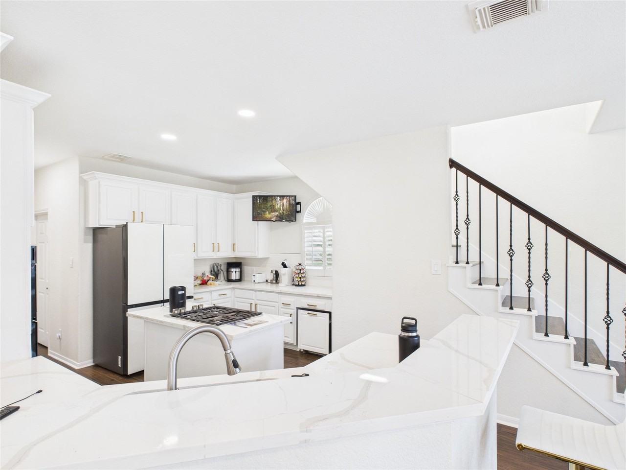 5810 Parkdale Ct - Photo 6 of 13