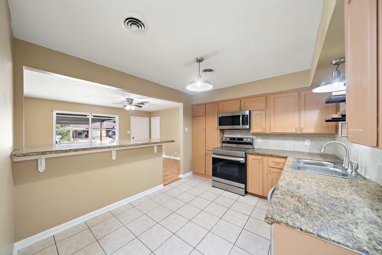 6523 Underhill St - Photo 3 of 11