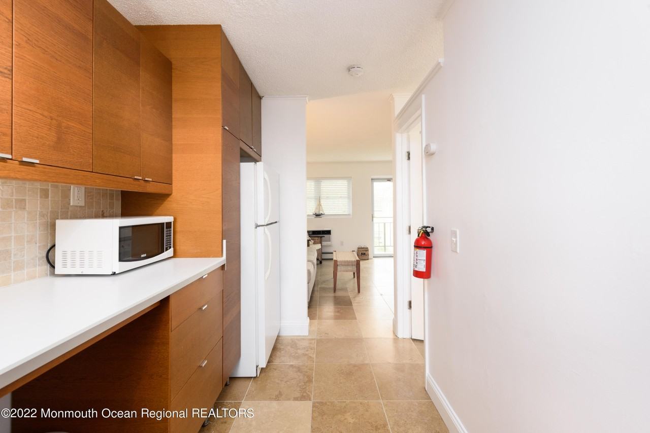 455 Ocean Blvd - Photo 5 of 11